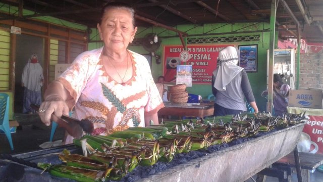 Cik Sungi pencetus awal jualan Lalampa di Desa Toboli yang saat ini lebih dikenal Lalampa Toboli. Foto: Intan/PaluPoso