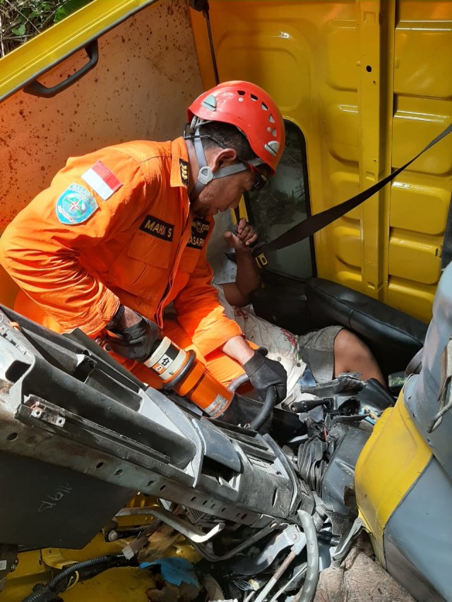 Personel SAR berupaya mengevakuasi sopir truk tangki yang masuk jurang di Simeulue, Aceh, Jumat (3/1). Foto: Dok. SAR Banda Aceh