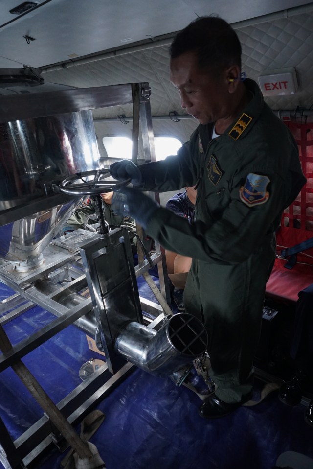 Sejumlah Personil TNI Angkatan Udara (AU) menyemai garam atau NaCL di perairan Selat Sunda, Jumat (3/1). Foto: Fanny Kusumawardhani