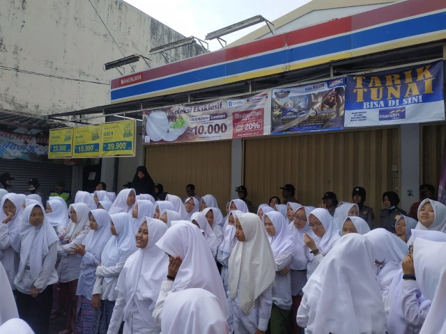 Santriwati di Tasikmalaya demo di Indomaret tak terima rekannya dituduh mencuri.  Foto: Istimewa
