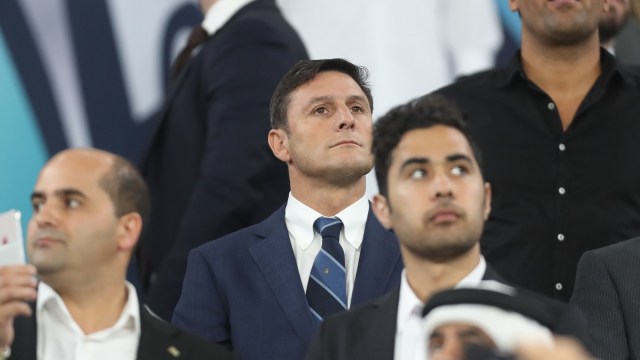 Javier Zanetti menyaksikan pertandingan Internazionale. Foto: AFP/Amir Jaffar