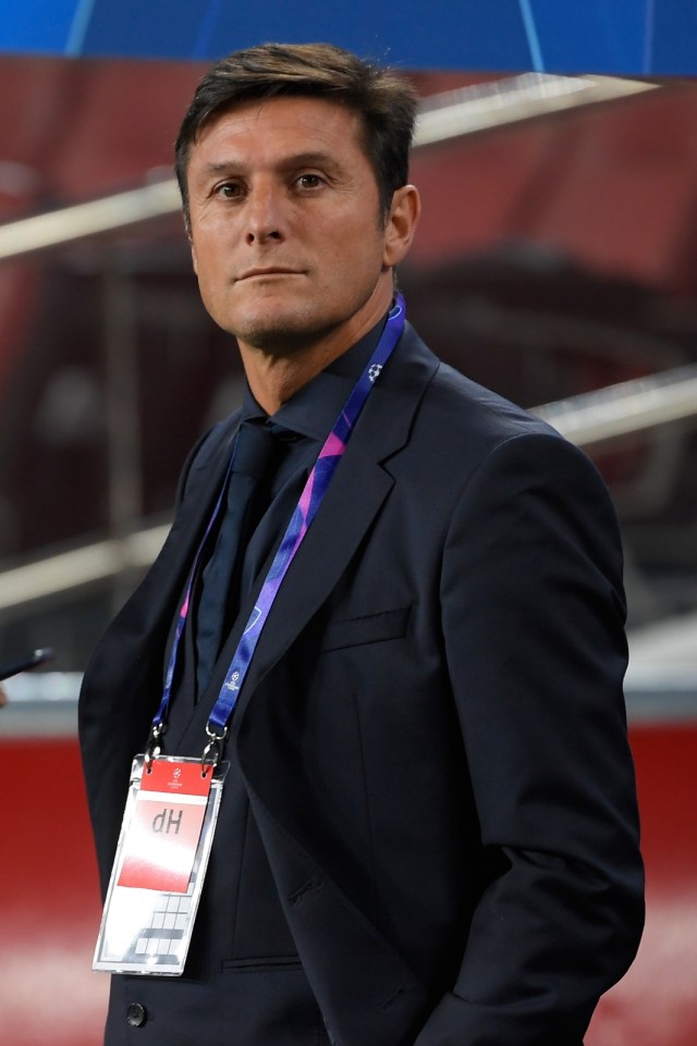 Javier Zanetti mendampingi Internazionale di laga Liga Champions. Foto: AFP/Lluis Gene