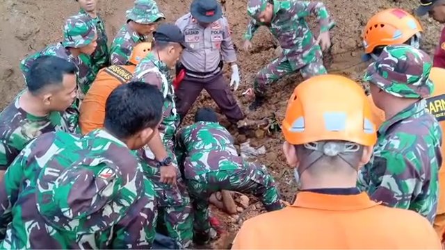 Korban Armando Manangeng (18 tahun) saat ditemukan oleh tim gabungan TNI, Polri dan Basarnas. Korban sendiri tertimbun longsor saat bencana alam terjadi di Kepulauan Sangihe, Sulawesi Utara