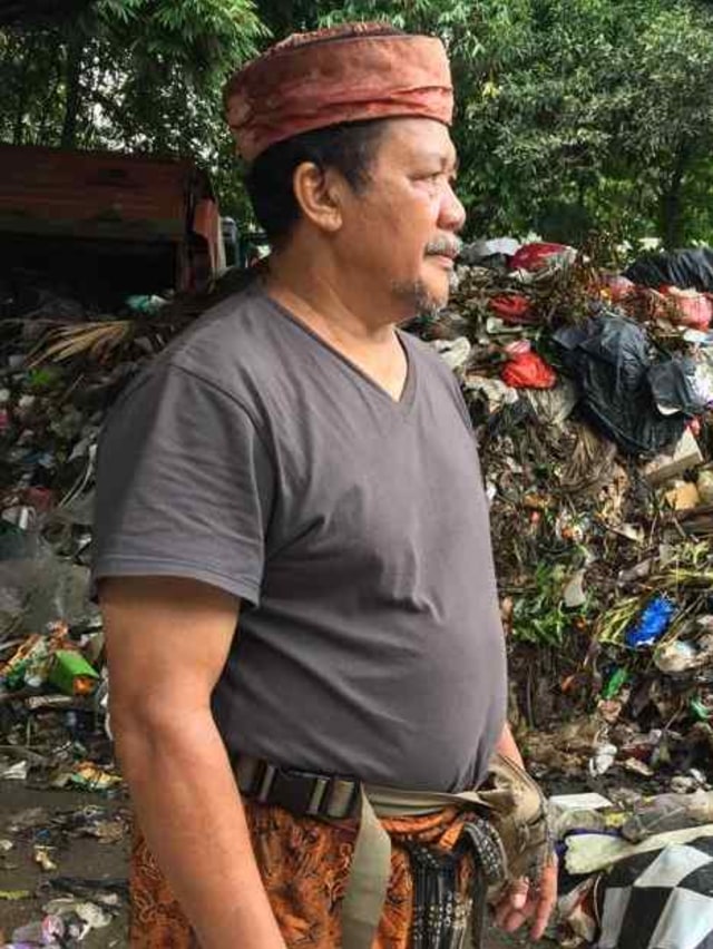 Chaeurdin atau Babe Idin, pengolah sampah dan pegiat lingkungan bantaran Kali Pesanggrahan, Lebak Bulus. Foto: Andesta Herli Wijaya/kumparan