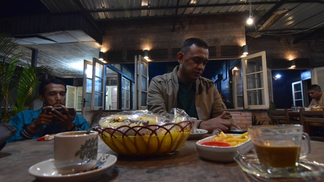 Ngopi di Koffie Anan Umah Djamoe, Takengon, Aceh Tengah. Foto: Adi Warsidi/acehkini