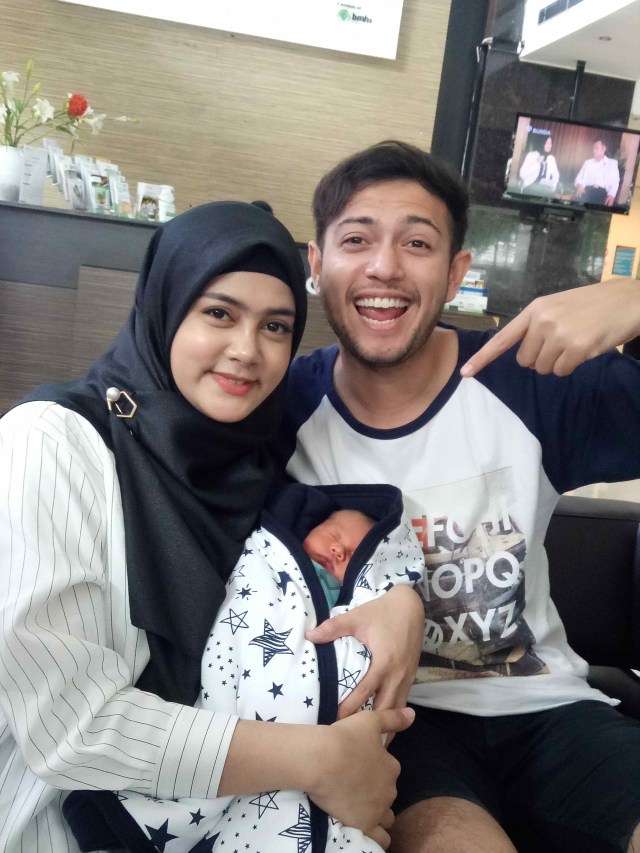 Rifky Balweel dan istrinya, Biby Alraen, di RSU Bunda, Menteng, Jakarta Pusat, Sabtu (4/1). Foto: D.N Mustika Sari/kumparan