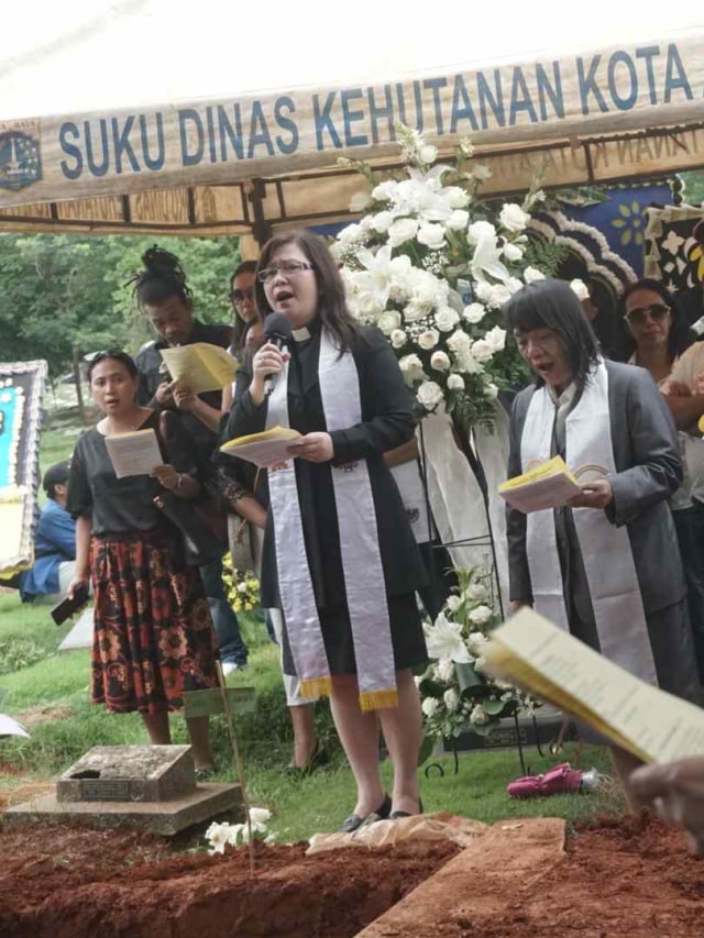 Suasana pemakaman sutradara senior Indonesia, Chris Pattikawa di TPU Pondok Ranggon, Jakarta Timur (4/1). Foto: Iqbal Firdaus/kumparan