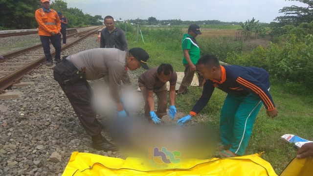 Ilustrasi: Petugas saat mengevakuasi korban tertabrak kereta api, di perlintasan kereta api tanpa palang pintu, di Dusun Grenjeng Desa Sraturejo Kecamatan Baureno Kabupaten Bojonegoro. Minggu (29/12/2019)