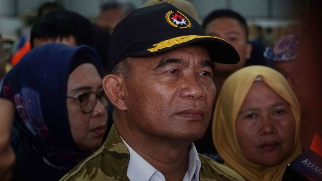 Menko PMK Muhadjir Effendi saat sambangi posko pengungsian di Jati Asih, Bekasi. Foto: Irfan Adi Saputra