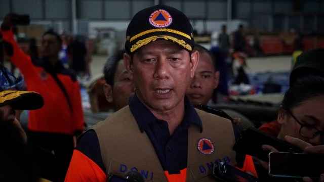 Kepala BNPB Doni Monardo saat sambangi posko pengungsian di Jati Asih, Bekasi. Foto: Irfan Adi Saputra