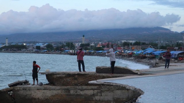 Sejumlah pengunjung Pantai Talise Palu, Teluk Palu, Anjungan Nusantara, manfaatkan waktu bermancing. Foto: Kristina Natalia/PaluPoso
