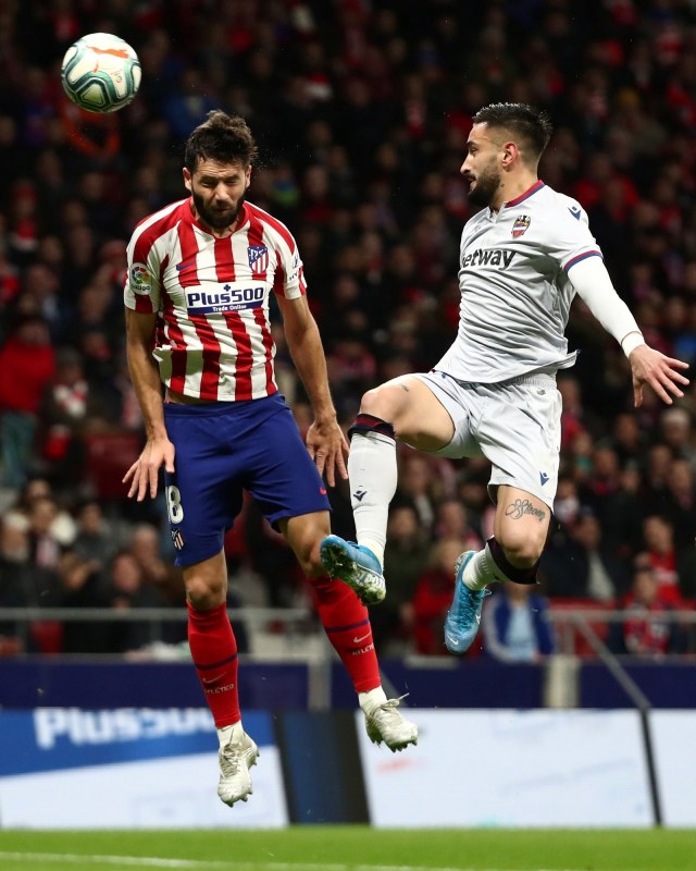 Pemain Atletico Madrid dan Levante memperebutkan bola.  Foto: REUTERS/Sergio Perez