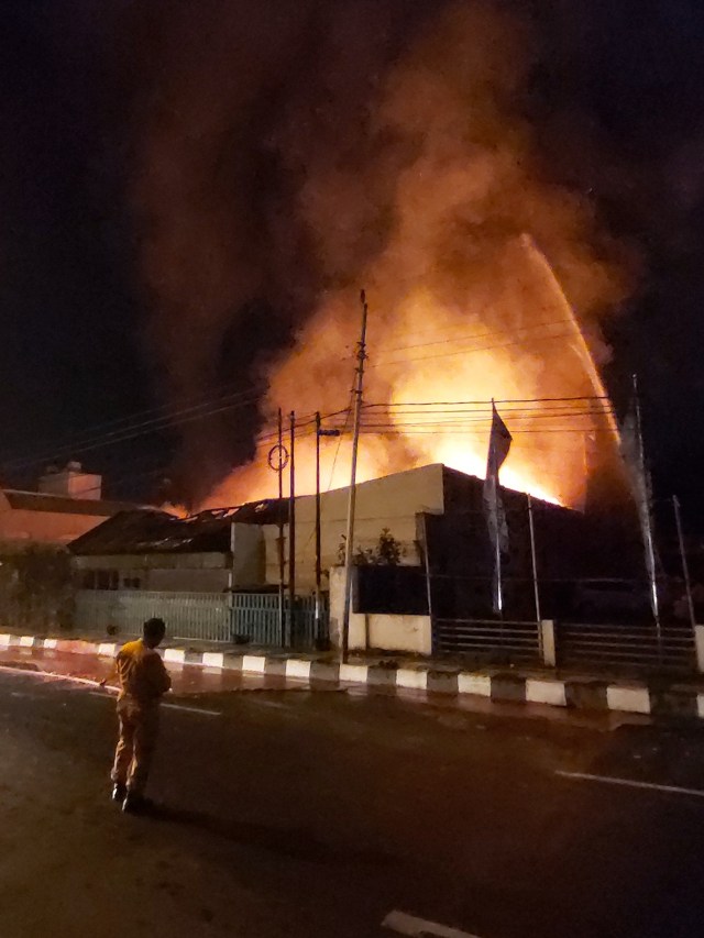 Petuga pemadam kebakaran berusaha memadamkan api kebakaran pabrik lilin di Jalan Jendral Sudirman, Semarang Barat, Kota Semarang, Minggu (5/1).  Foto: Afiati Tsalitsati/kumparan 