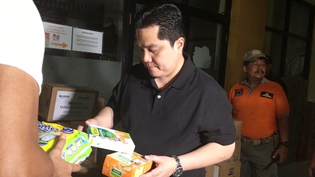 Menteri BUMN Erick Thohir tinjau posko pengungsian banjir di Cengkareng, Jakarta Barat.  Foto: Nicha Muslimawati/kumparan 