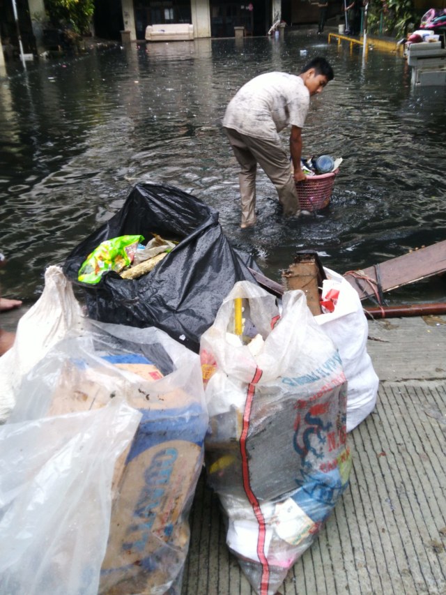 Kerja bakti di Teluk Gong, Jakarta Utara, Minggu (5/1).  Foto:  Fachrul Irwinsyah/kumparan