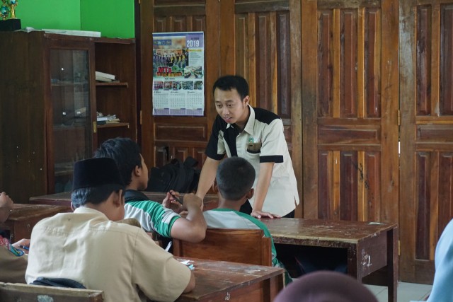 Agus memberikan materi di kelas kedua.