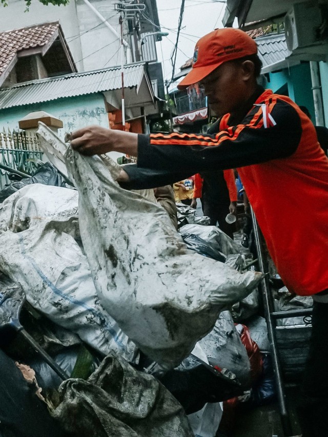Kerja bakti bersama warga korban banjir di Jalan Kerja Bakti, Jakarta Timur, Minggu (5/1).  Foto: Jamal Ramadhan/kumparan 