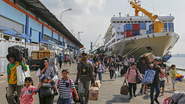 Kapal lau jadi alternatif masyarakat Papua untuk bepergian saat tiket pesawat masih mahal. (Dok: Kumparan)