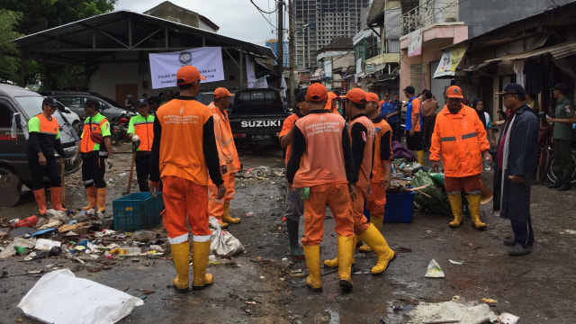 Pasukan oranye bersihkan pemukiman warga korban banjir di Kalideres, Jakarta Barat. Foto: Mirsan Simamora/kumparan
