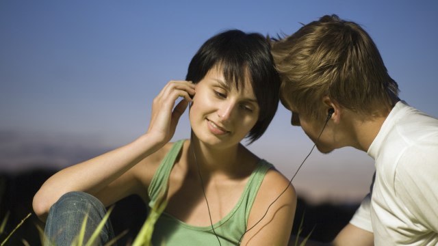 Ilustrasi mendengarkan musik berdua. Foto: Thinkstock/moodboard