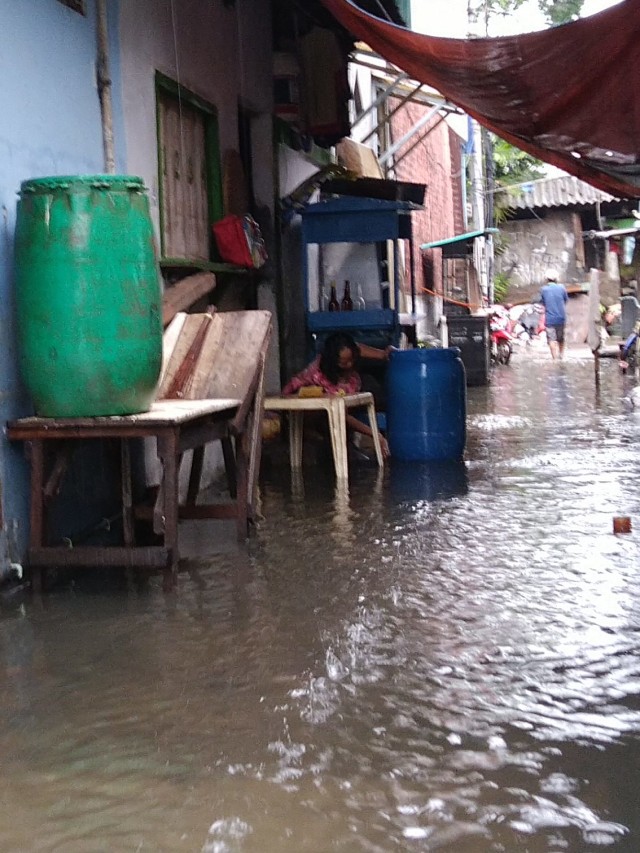 Kerja bakti bersama warga korban banjir di Teluk Gong, Penjaringan, Jakarta Utara, Minggu (5/1).  Foto: Fachrul Irwinsyah/kumparan