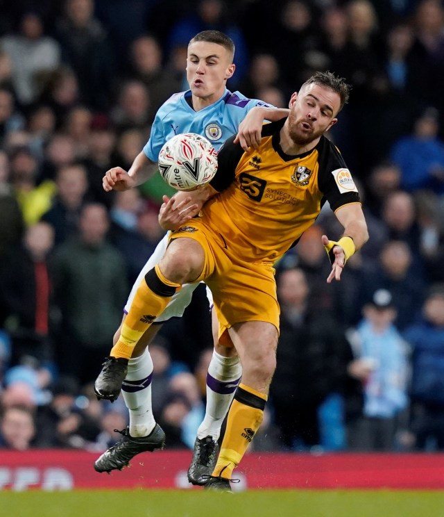 Aksi Tom Pope di laga melawan Manchester City. Foto: Andrew Yates/REUTERS