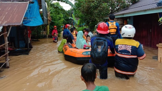 Relawan mengevakuasi korban banjir di Kecamatan Cempaka, Banjarbaru pada Minggu siang (5/1/2020). BPBD Kalsel