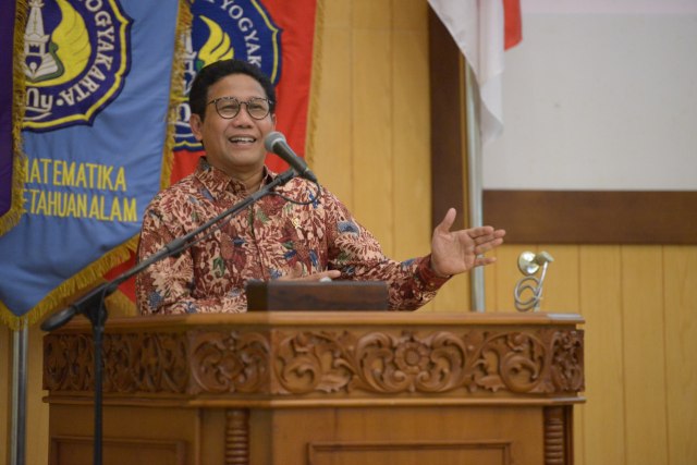 Menteri Desa, Pembangunan Daerah Tertinggal dan Transmigrasi, Abdul Halim Iskandar, saat mengisi kuliah umum di Universitas Negeri Yogyakarta (UNY), Sabtu (4/1/2020). Foto: dok. UNY.