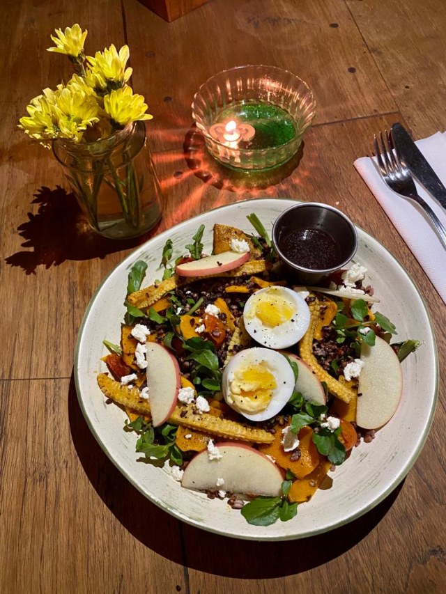 Menu salad Egghotel Foto: Toshiko/ kumparan