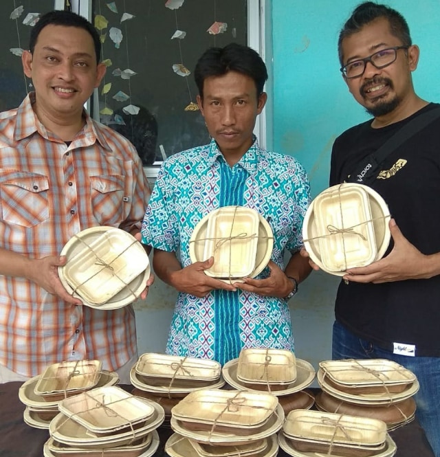 Warga Desa Mendis Musi Banyuasin memperlihatkan piring dan kotak nasi ah lingkungan. Foto Istimewa