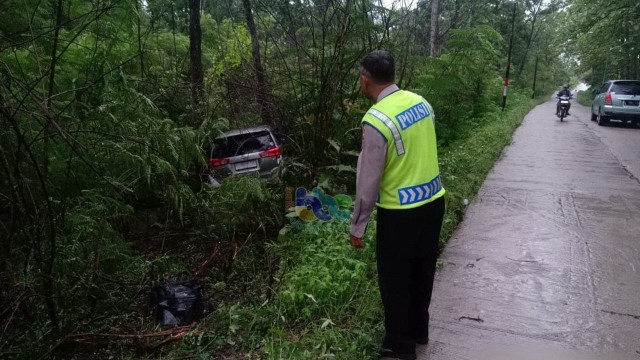 Petugas saat lakukan olah TKP, kecelakaan lalu-lintas tunggal di jalan PUK poros kecamatan jurusan Ngasem - Dander, turut Desa Sendangharjo Kecamatan Ngasem Bojonegoro. Minggu (05/01/2020)