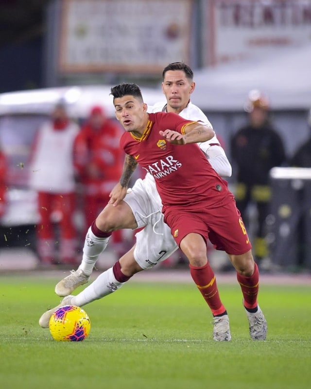 Pemain AS Roma dan Torino berduel di tengah lapangan. Foto: Dok. @ASRomaEN
