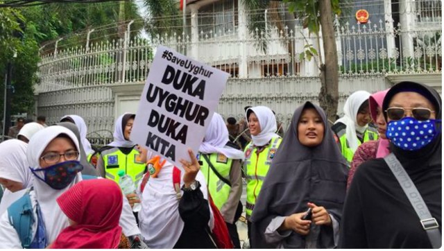 Massa aksi bela Muslim Uighur berdemonstrasi di depan Gedung Konsulat Jenderal China, di Surabaya, Jumat (27/12). Foto: Yuana Fatwalloh/kumparan