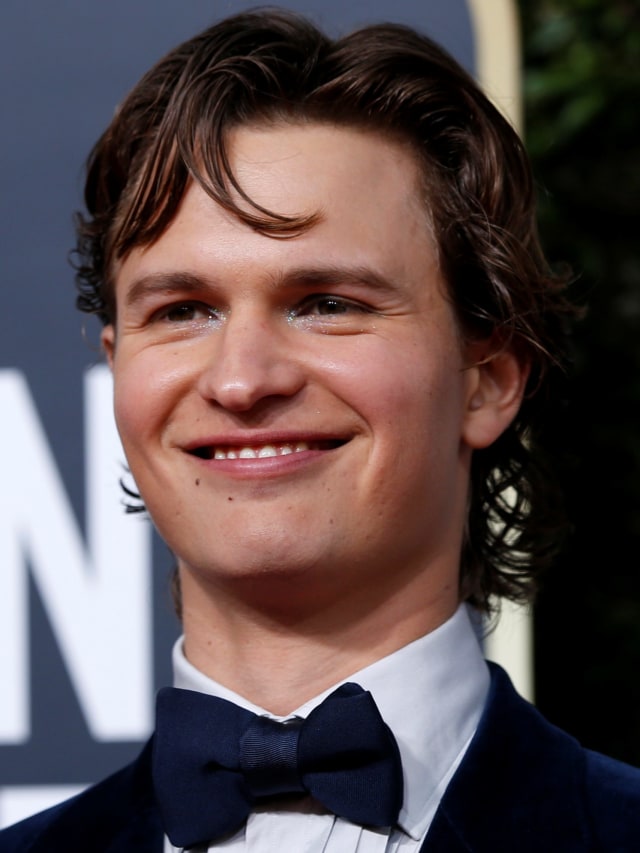 Ansel Elgort menghadiri Golden Globe Awards ke 77 di Beverly Hills, California, Amerika Serikat. Foto: REUTERS / Mario Anzuoni