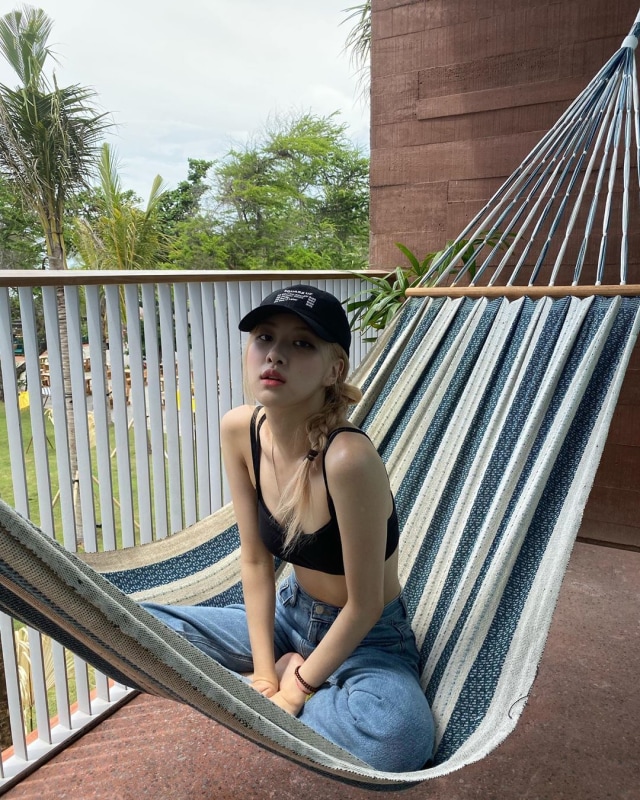 Tak ketinggalan, Rose juga bersantai di atas hammock yang ada di balkon tempatnya menginap. Foto: Instagram @roses_are_rosie
