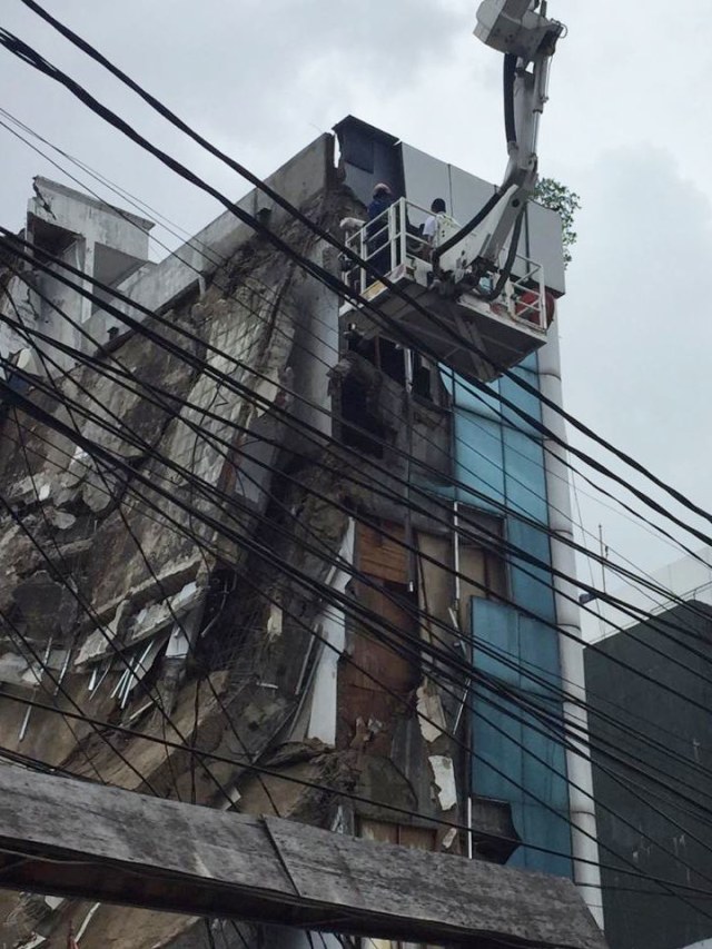 Petugas menyisir lokasi mini market yang mabruk di Slipi, Jakarta Barat.  Foto: Rafyq Panjaitan/kumparan 