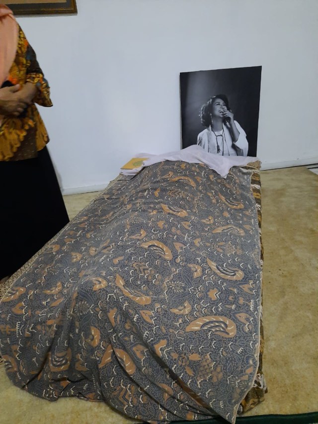 Jenazah Ria Irawan disemayamkan di rumah duka di kawasan Lebak Bulus, Jakarta Selatan. Foto: Aria Pradana/kumparan