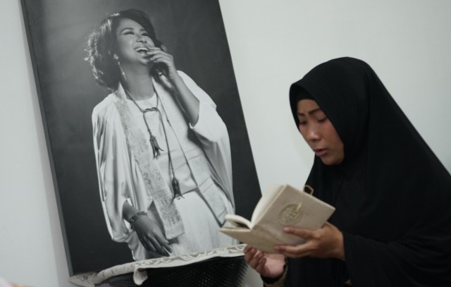 Kerabat dan keluarga saat melayat jenazah Ria Irawan dikediamannya dikawasan Lebak Bulus, Jakarta, Senin, (6/1). Foto: Ronny