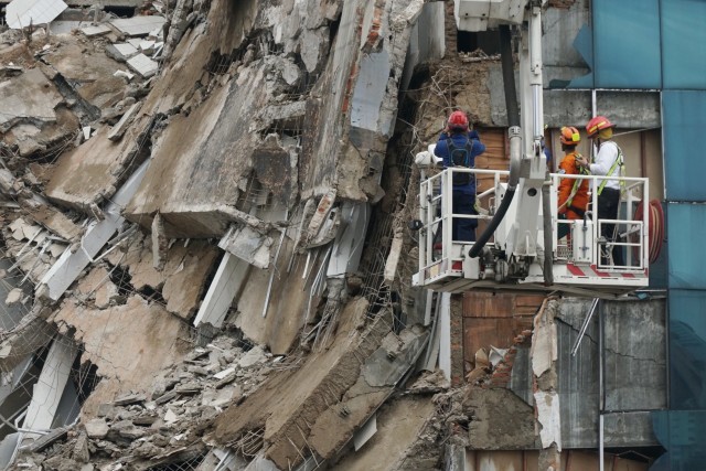 Petugas menyisir bangunan yang ambruk di Slipi, Jakarta Barat, Senin (6/1).
 Foto: Jamal Ramadhan/kumparan 