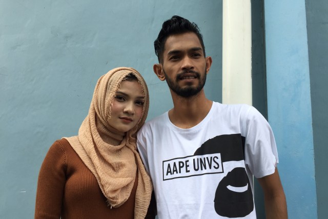 Sriwahyuni dan Martunis di kawasan Kapten Tendean, Jakarta, Senin (6/1). Foto: Sarah Yulianti Purnama/kumparan