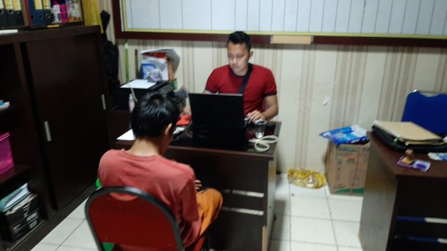 IR, pelaku penusukan saat diperiksa Polsek Halong. Foto: istimewa