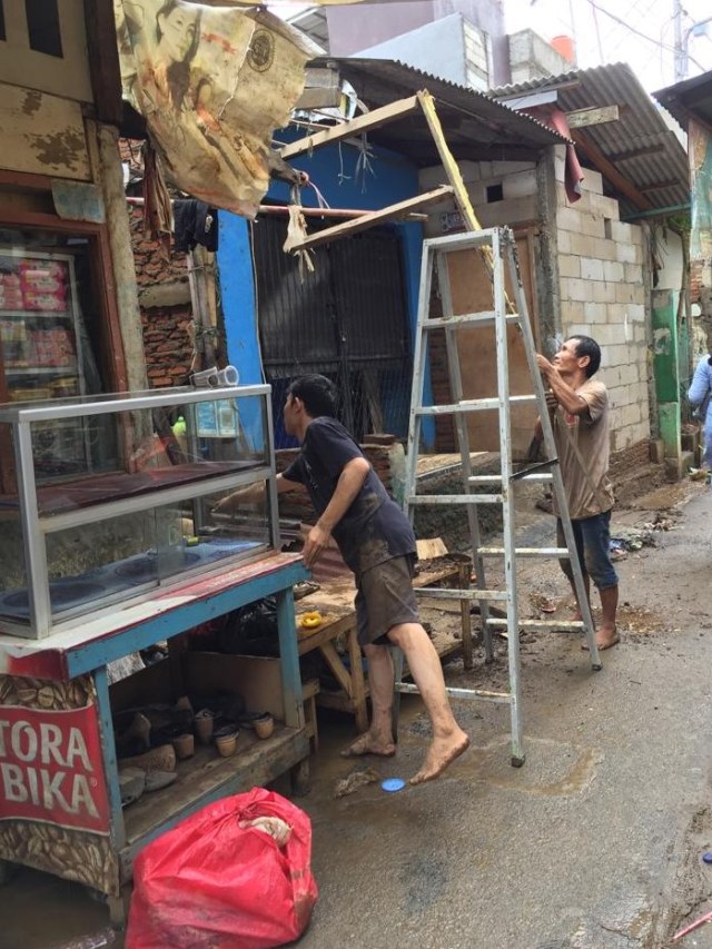 Aktivitas warga usai banjir melanda kampung Pulo, Jakarta, Senin (6/1).  Foto: Andesta Herli Wijaya/kumparan 
