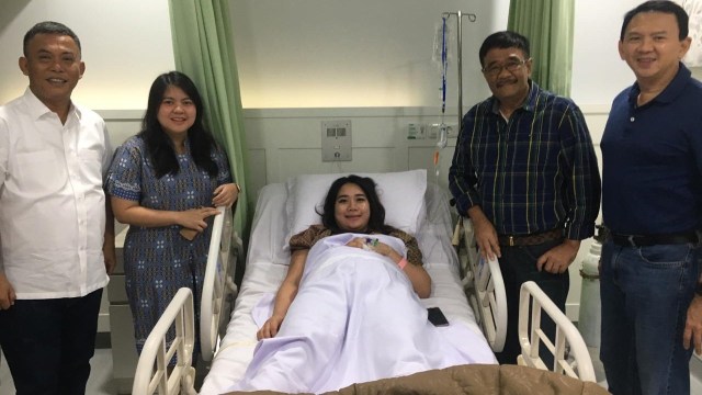 Politikus PDIP Prasetyo Edy Marsudi, Djarot Saiful Hidayat, Ima Mahdiah menjenguk Ahok dan Puput. Foto: Dok. Ima Mahdiah