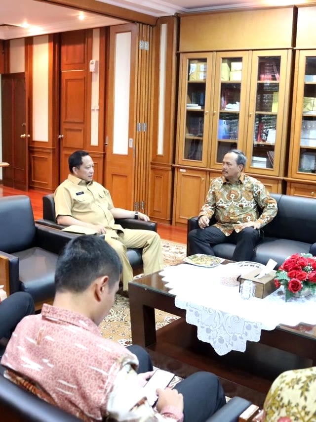 Mendagri Tito Karnavian bertemu Dubes RI untuk Singapura, I Gede Ngurah Swajaya, Senin (6/1). Foto: Dok. Kemendagri