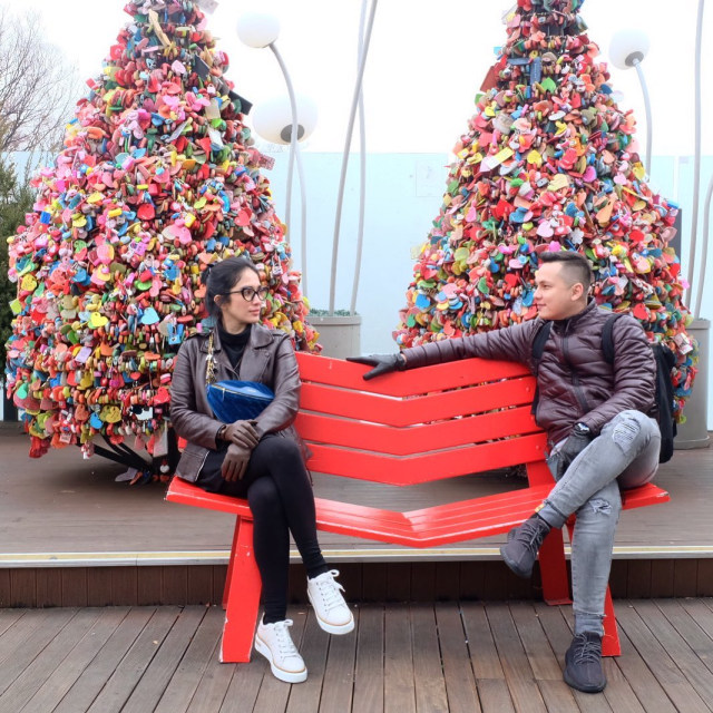 Ussy dan Andhika berfoto mesra di depan kumpulan gembok cinta di N Tower Seoul.  Foto: Instagram: ussypratama