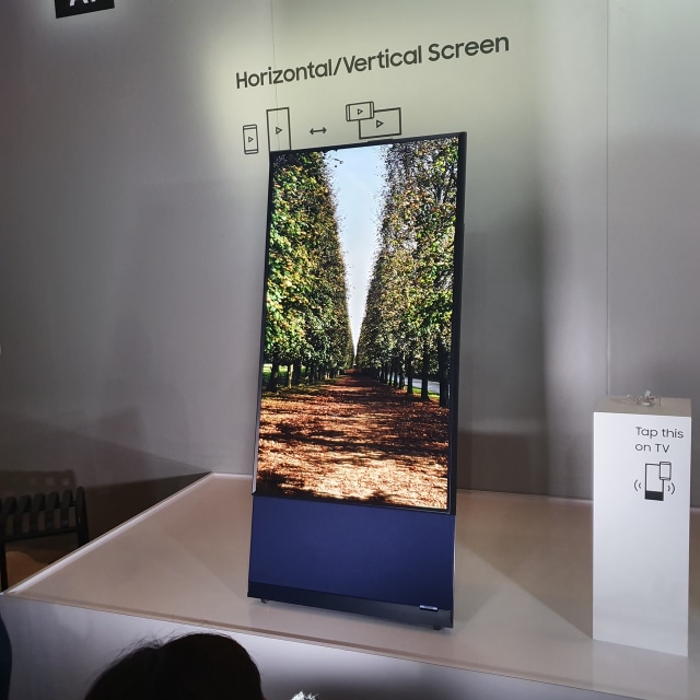 TV vertikal Samsung The Sero. Foto: Muhammad Fikrie/kumparan