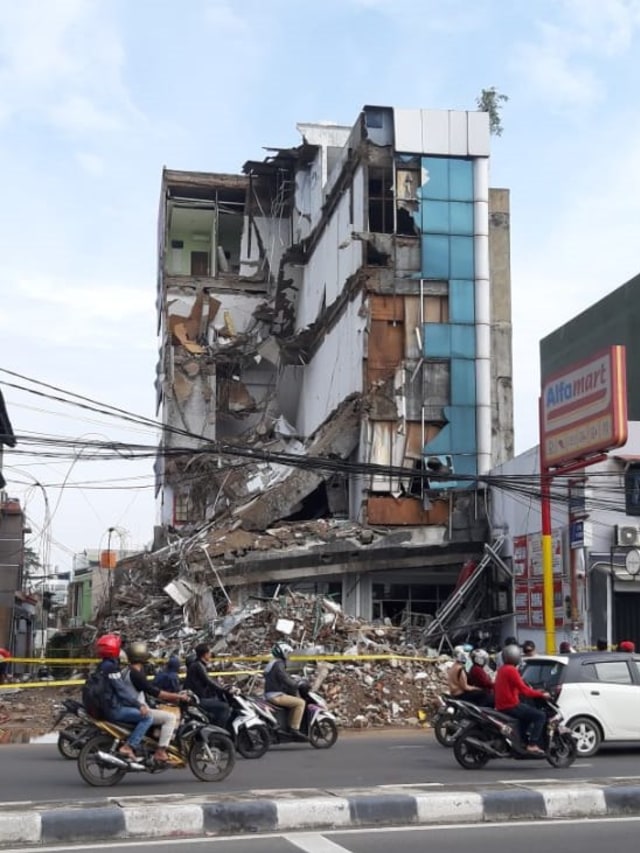 Kondisi gedung yang ambruk di Slipi, Jakarta Barat, Selasa (7/1). Foto: Ulfa Rahayu/kumparan 