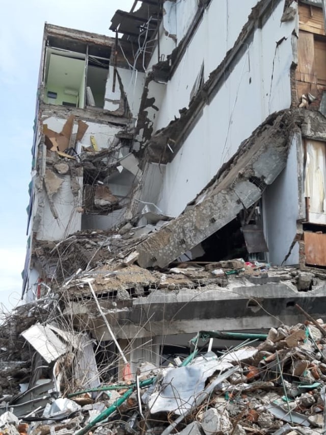 Kondisi gedung yang ambruk di Slipi, Jakarta Barat, Selasa (7/1). Foto: Ulfa Rahayu/kumparan 