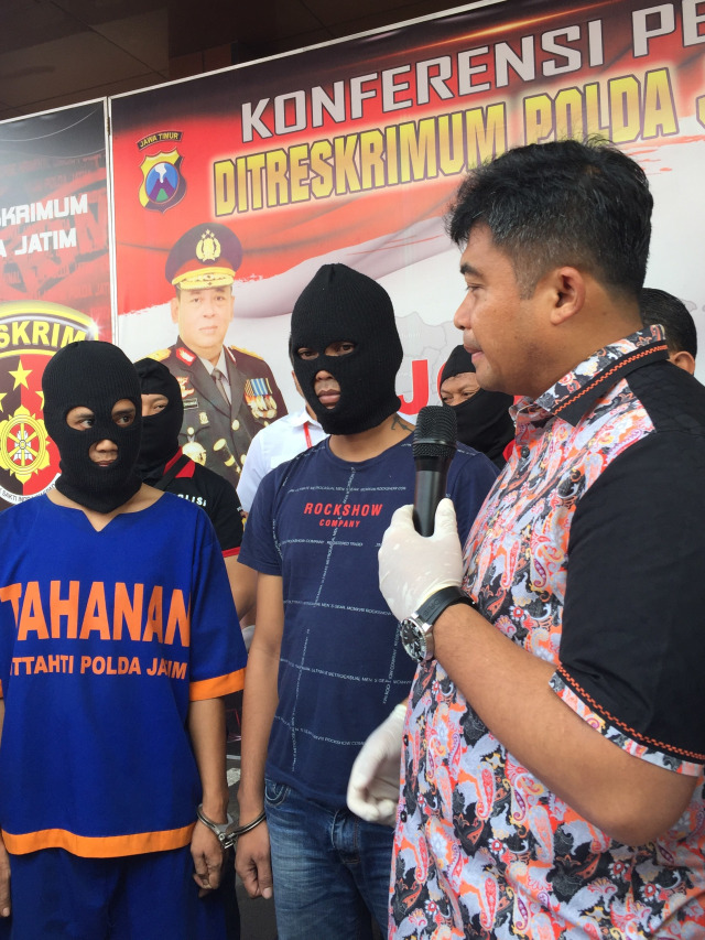 Polda Jatim menunjukkan tersangka, barang bukti senpi ilegal dan pil LL saat Konferensi pers di Mapolda Jawa Timur. Foto: Yuana Fatwalloh/kumparan 