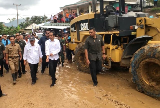 Presiden Jokowi meninjau ke lokasi longsor di Bogor. Foto: Dok agus suparto